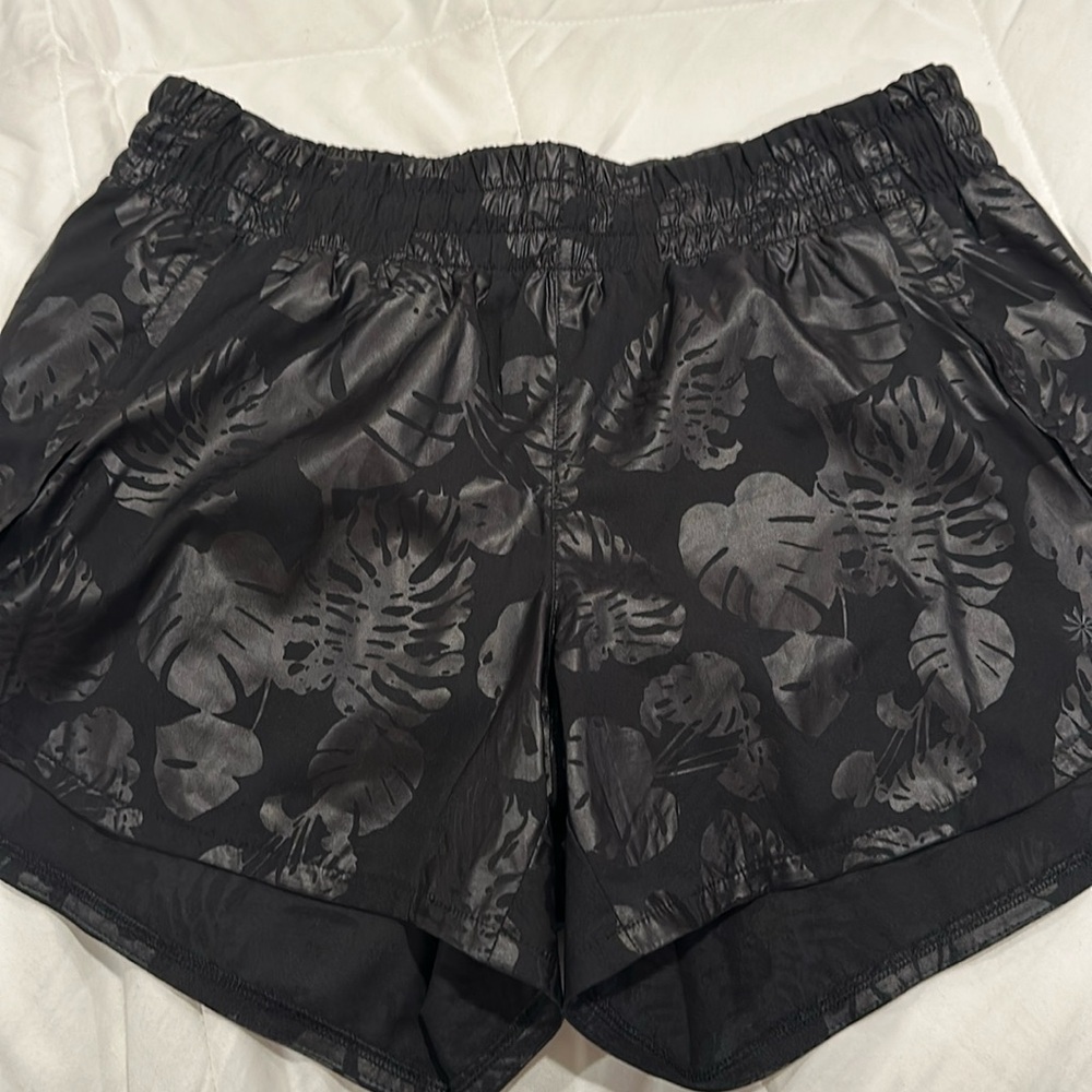 Athleta shiny palm pattern shorts